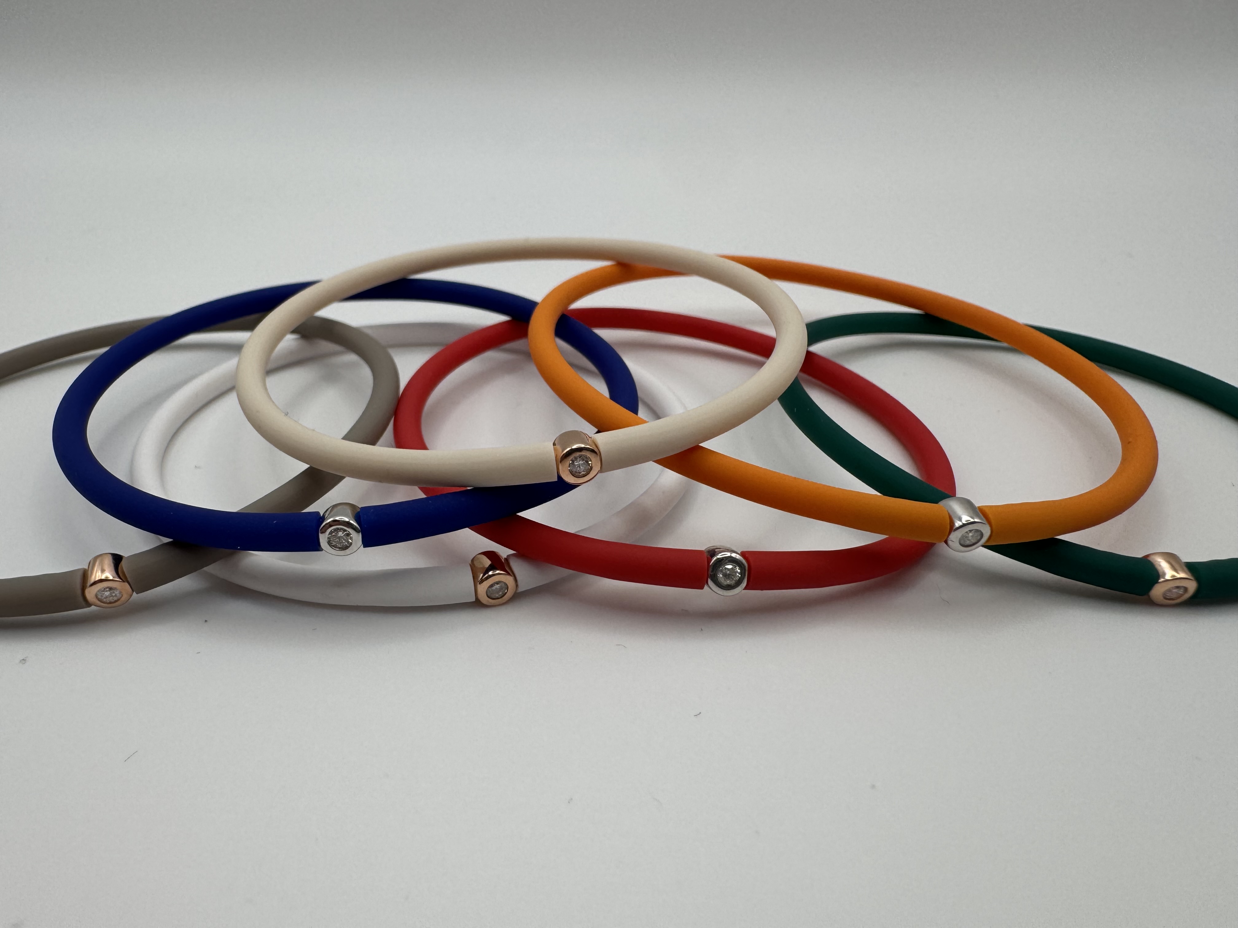 Bunte Kautschuk-Armbänder mit Brillant-Verschluss in 6 Farben