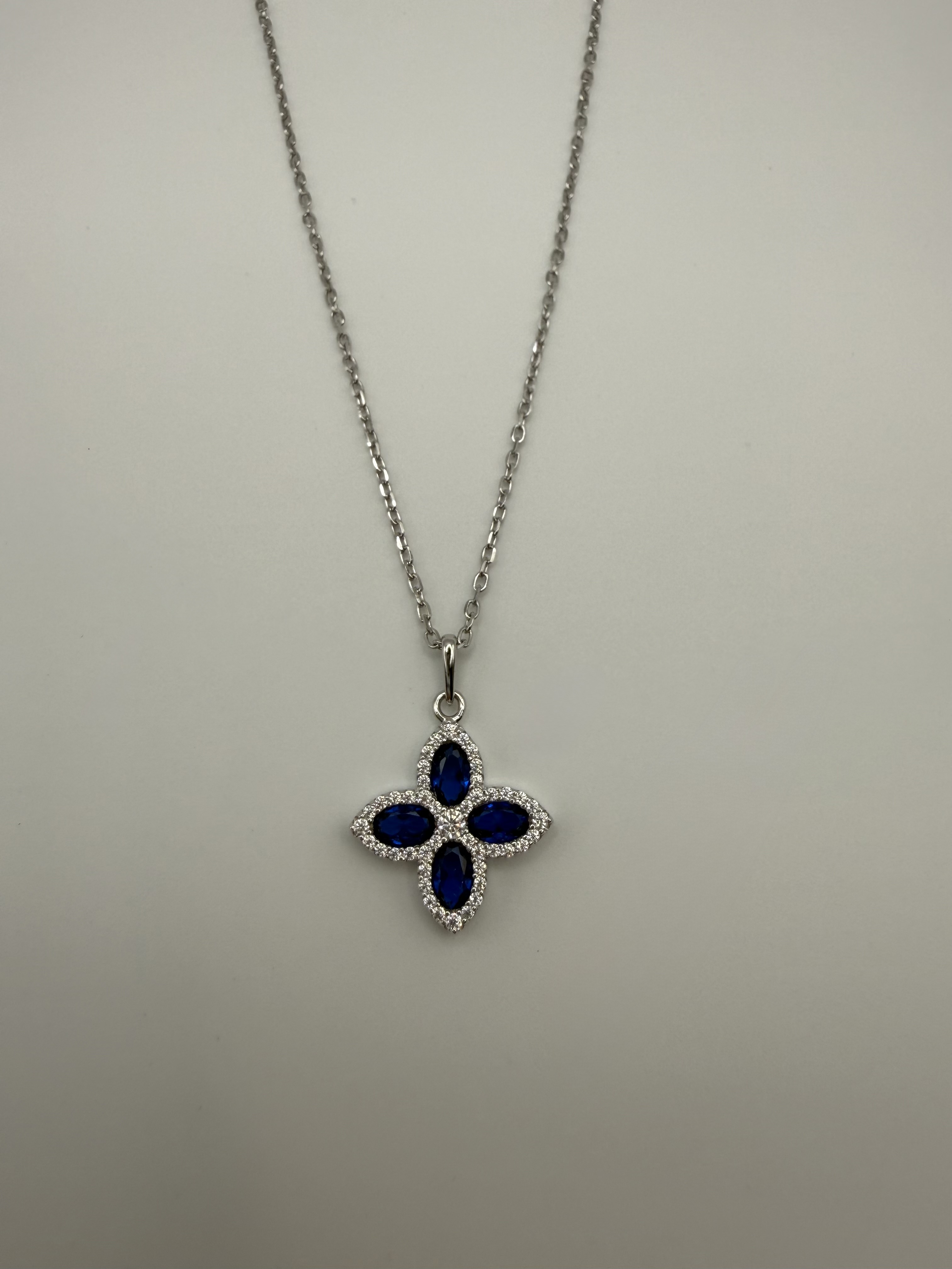 Nana Kay Halskette 925 Silber mit Blüten-Anhänger und dunkelblauem Zirkonia
