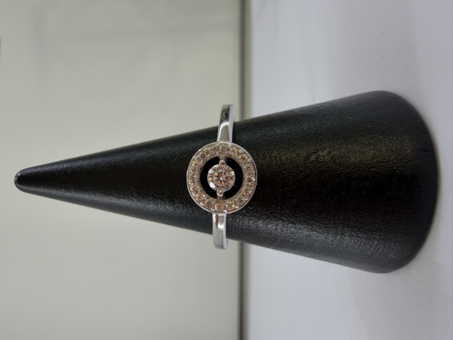 Weißgoldener Ring 333 Gold mit Zirkonia