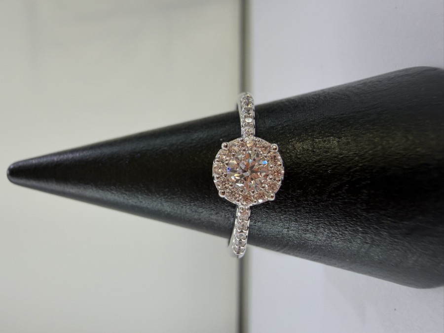 Weißgoldener Ring 585 Gold mit Zirkonia Halo